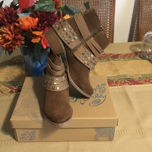 🌹HOST PICK🌹 NAUGHTY MONKEY CRIMSON TAN ANKLE BOOTS/ NWOT/ SIZE 8